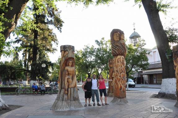 Com o Pablo e a Andrea, na praça central de Rengo, ao sul de Santiago, no Chile